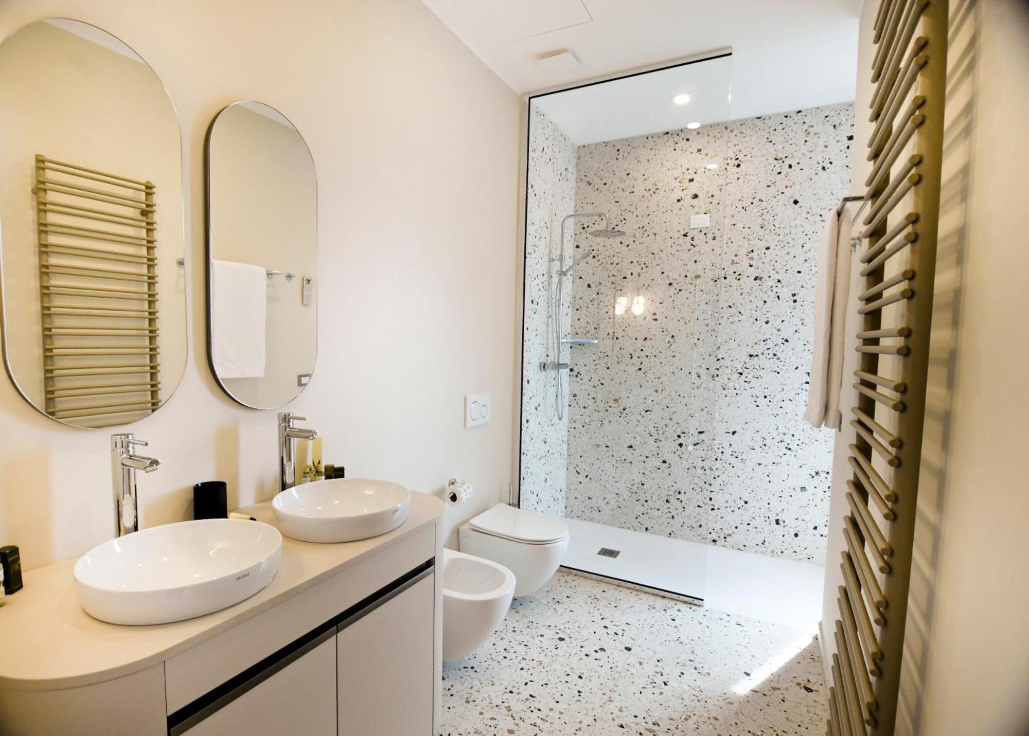 Zimmer mit Kingsize-Bett und Whirlpool